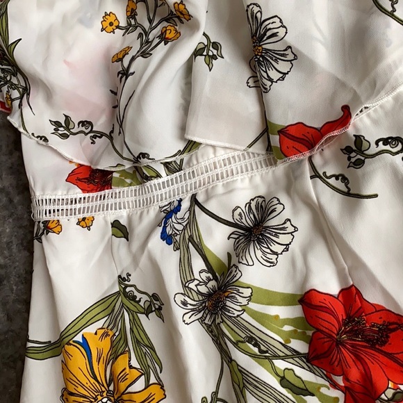 Hot Sophisticated Pretty Little Thing White Floral Dress - Picture 5 of 5